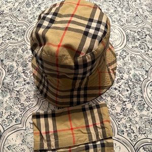 BURBERRY REVERSIBLE HAT W POUCH SMALL